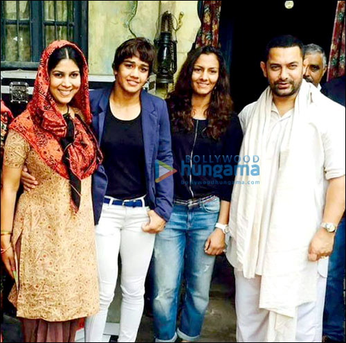 Check out: Aamir Khan and Sakshi Tanwar pose with Phogat girls