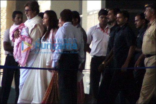 Check Out: Aishwarya and Amitabh with Beti B leave Seven Hills Hospital