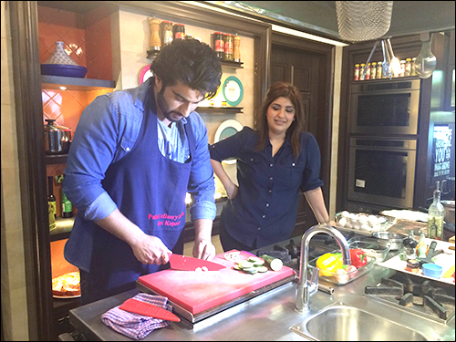 arjun kapoor shows off his cooking skills 2