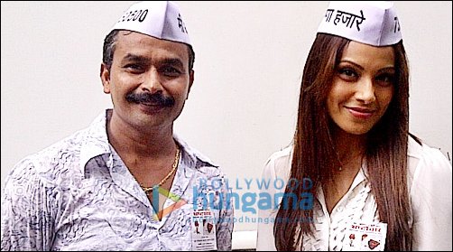 Check Out: Bipasha supports Anna Hazare’s movement