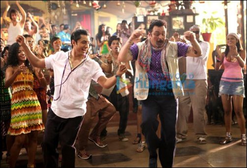 Rishi Kapoor does tap dancing in Chashme Baddoor