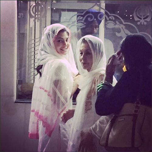 Check out: Jacqueline Fernandez visits The Golden Temple with her mother Check out: Jacqueline Fernandez visits The Golden Temple with her mother