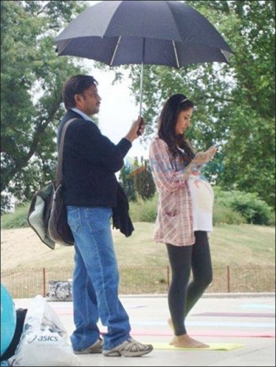 Check Out: Kareena shows off her baby bump in Ra.One
