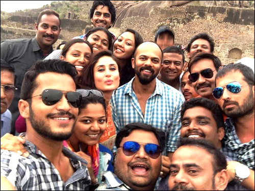 Check out: Kareena clicks selfie in Singham Returns