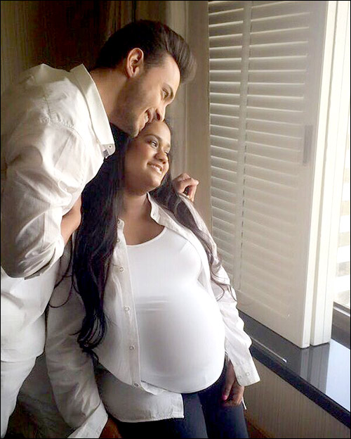 check out arpita khans maternity photoshoot with hubby aayush sharma 3