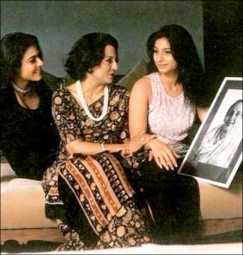 Tanisha tweets her image with sister Kajol and mother Tanuja