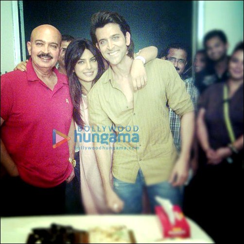 Rakesh, Pinky Roshan celebrate anniversary on Krrish 3 set
