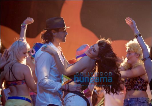 Check out: Jacqueline Fernandez romancing Arjun Rampal and Ranbir Kapoor in Roy