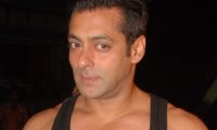 Salman coaxes Mahesh Manjrekar out of no-acting vow