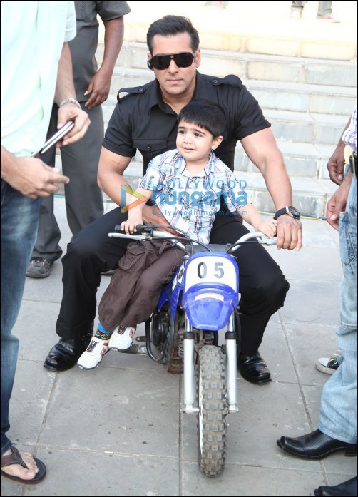 Salman plays Bodyguard to his young fan