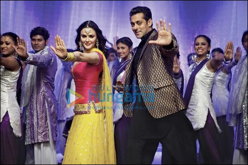 Salman rocks the stage for pal Preity Zinta
