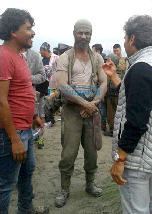 Shahid Kapoor gets ‘dirty’ on the sets of Rangoon