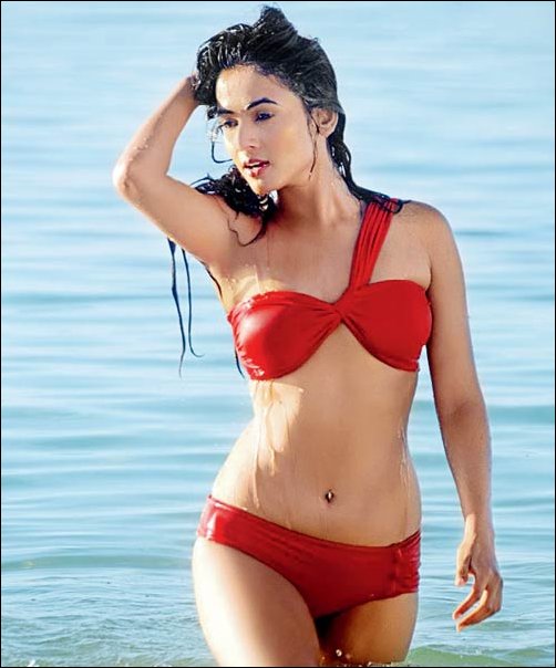 Sonal Chauhan sizzles in her work out mode