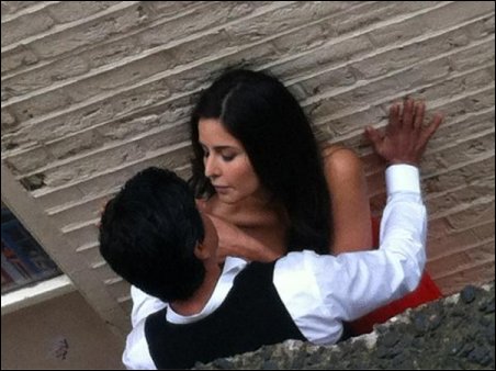 SRK- Kat shoot romantic scenes in London SRK- Kat shoot romantic scenes in London
