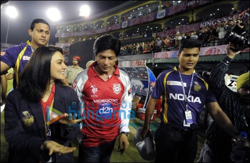 SRK and Preity exchange their team jerseys