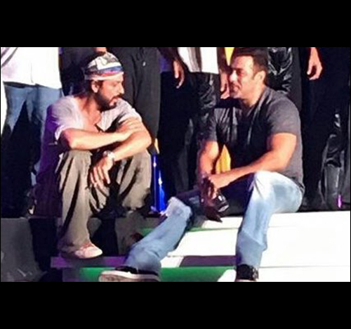check out shah rukh khan and salman khan rehearse together for toifa 3