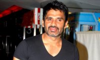 Suniel Shetty got emotional during funeral speech scene in Daddy Cool Suniel Shetty got emotional during funeral speech scene in Daddy Cool