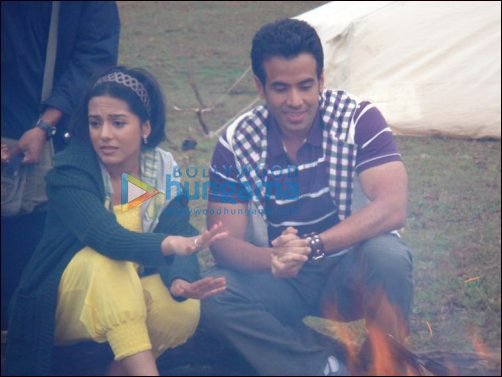 Check Out: Tusshar and Amrita Rao shoot for Love U…Mr. Kalakaar in Ooty