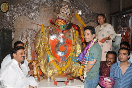 Check Out: Tusshar seeks blessings at Ganesh Khajrana temple in Indore