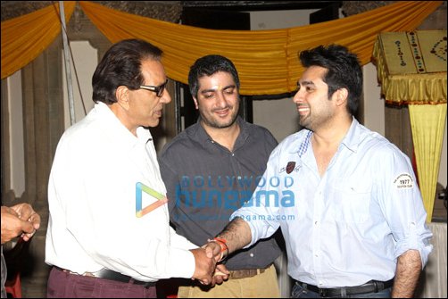 Dharmendra visits Abhay on set of his next
