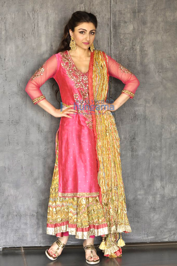 saif ali khan kareena kapoor khan neha dhupia at soha ali khans mehendi 10