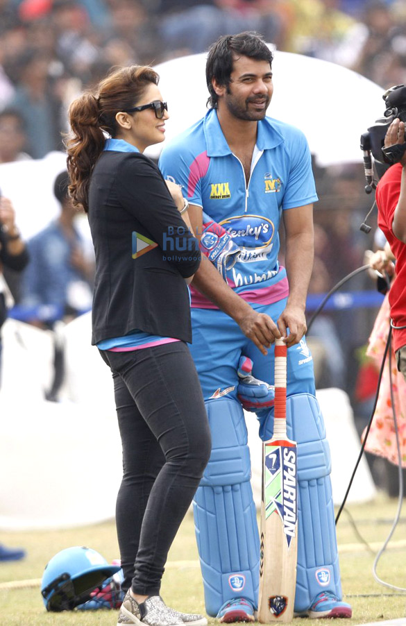 salman khan watches mumbai heroes ccl match 8