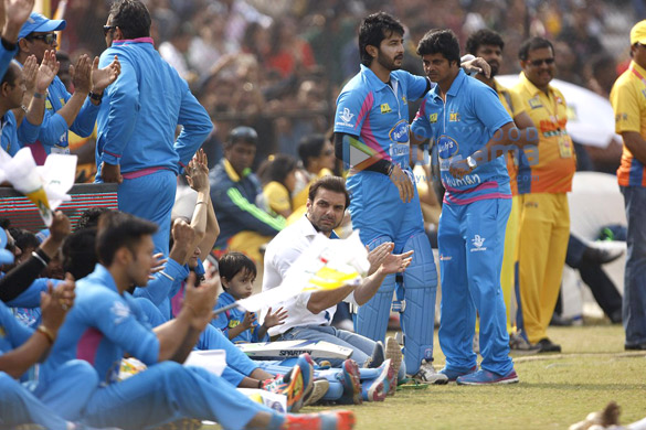 salman khan watches mumbai heroes ccl match 10