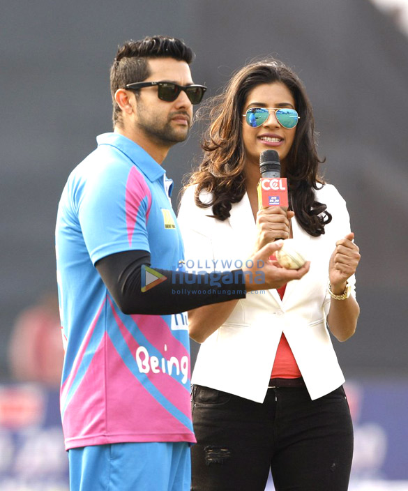 salman khan watches mumbai heroes ccl match 13