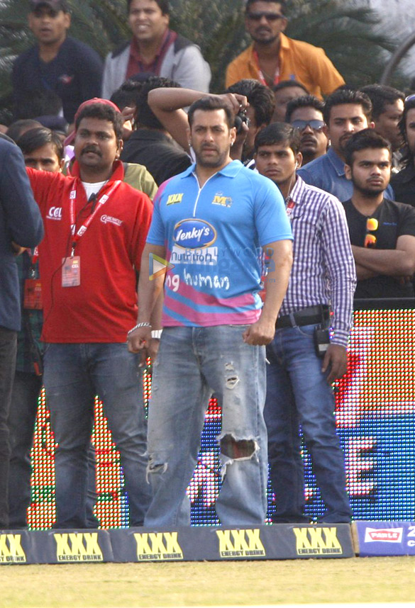 salman khan watches mumbai heroes ccl match 16