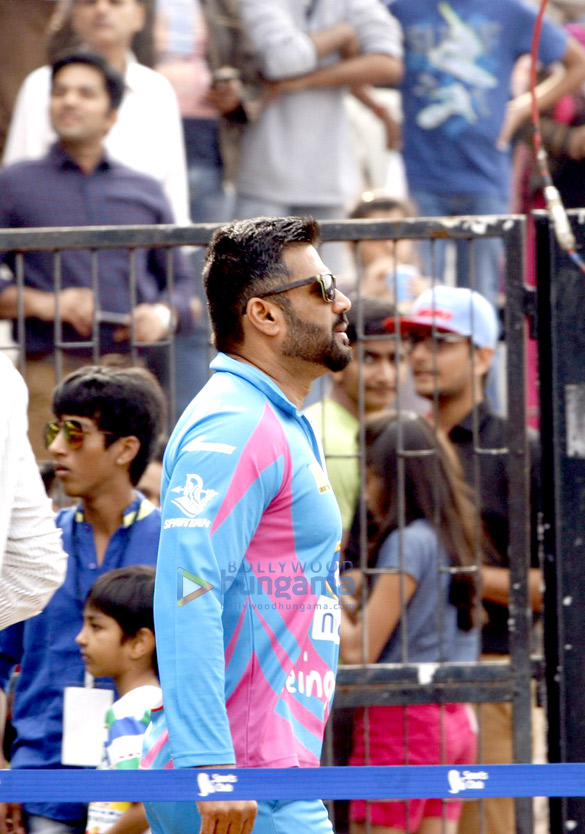 salman khan watches mumbai heroes ccl match 18