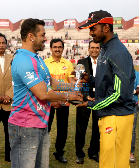 salman khan watches mumbai heroes ccl match 23