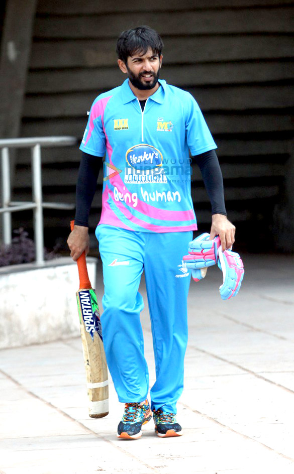 salman khan watches mumbai heroes ccl match 25