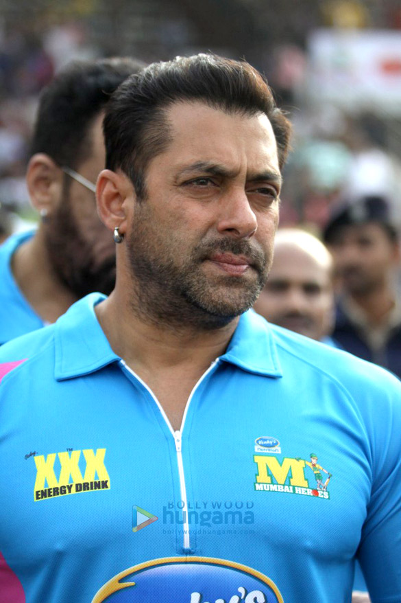 salman khan watches mumbai heroes ccl match 26