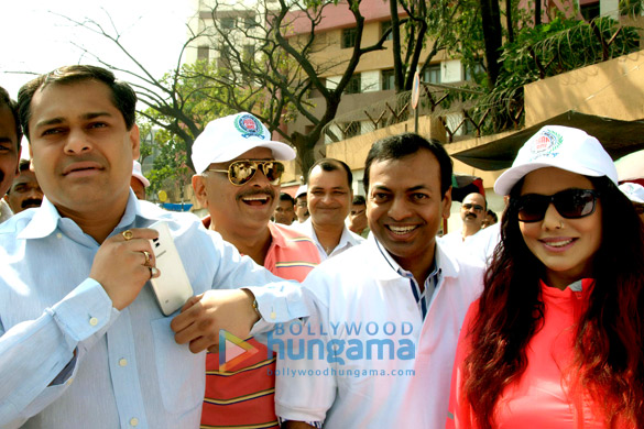tinaa ghaai participates in swachh bharat abhiyan near mithibai college 5