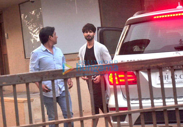 shahid kapoor snapped at juhu 5