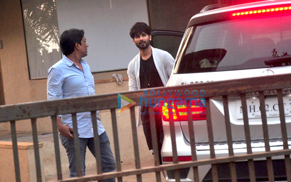 shahid kapoor snapped at juhu 3
