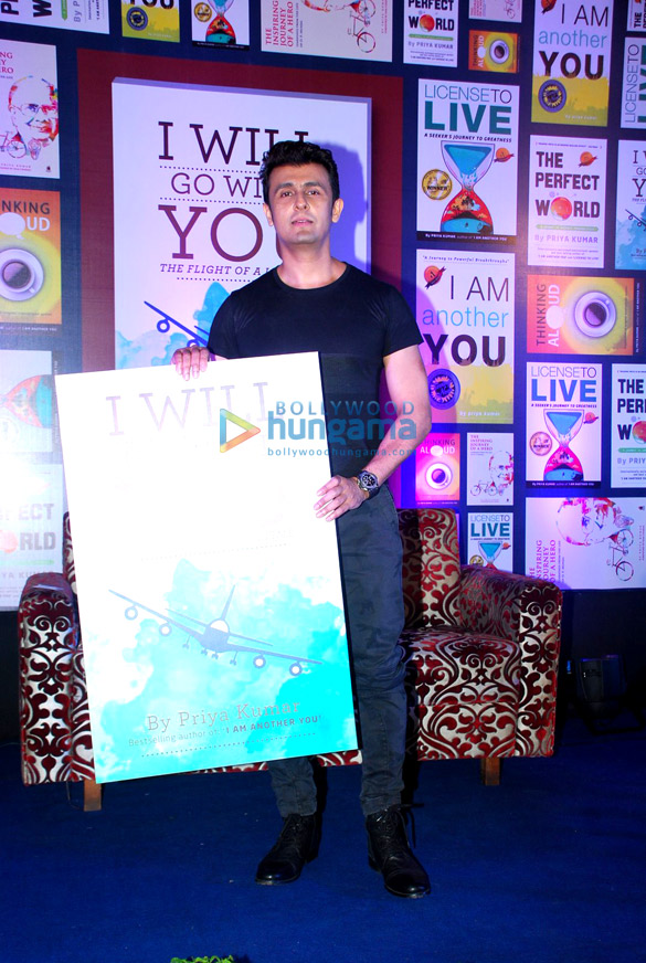 sonu nigam at priya kumars book launch 3
