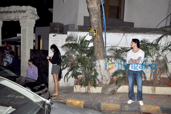 tiger shroff snapped with fans and a mystery girl 6
