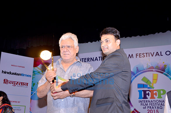 om puri awarded with the lifetime achievement award at iffp 2015 6