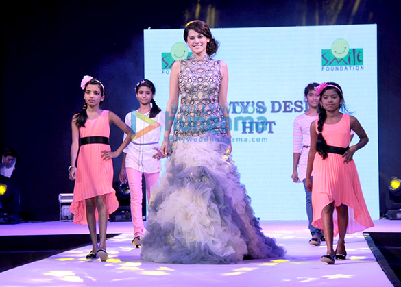 designer preety agarwal showcases her collection for smile foundation charity 4