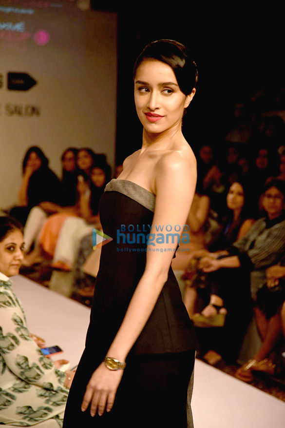 shraddha kapoor walks the ramp for the drvv lakme fashion week 2015 5