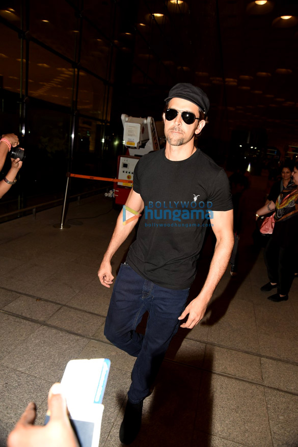 hrithik roshan leaves for maldives on family vacation 5