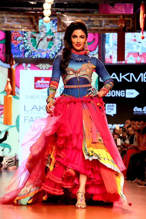 chitrangda singh walks for tarun tahiliani at lakme fashion week 2015 7