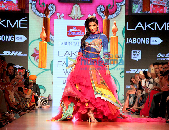 chitrangda singh walks for tarun tahiliani at lakme fashion week 2015 3