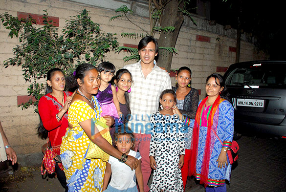 vivek oberoi meets his fans from karnataka waiting outside his house 3