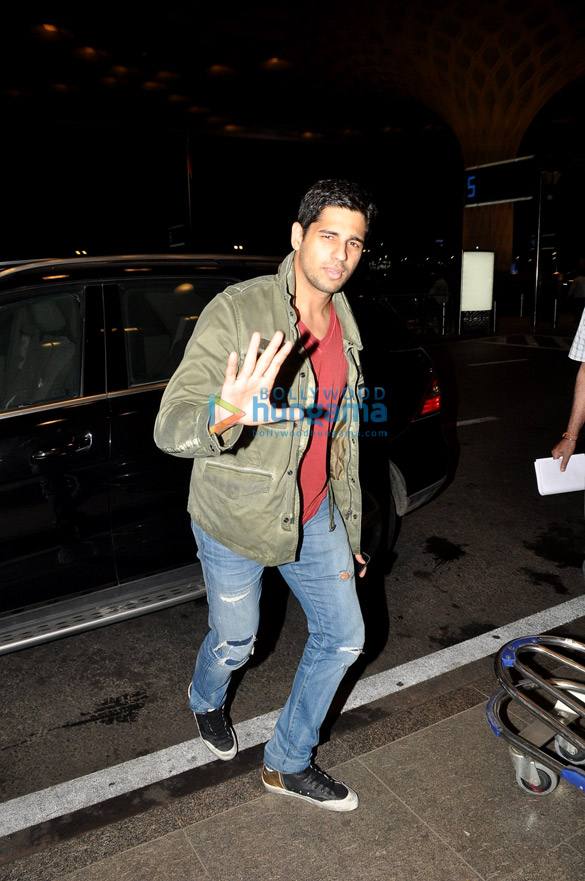 sidharth malhotra snapped with his parents at the airport 2
