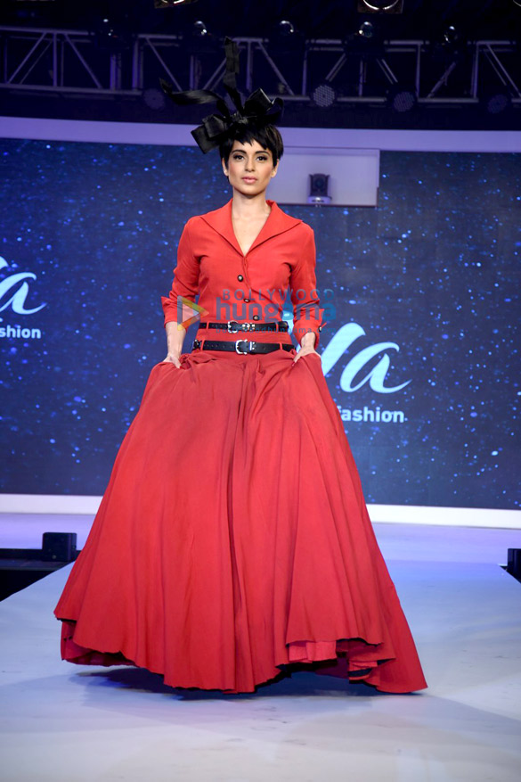 kangna ranaut walks the ramp for liva 8