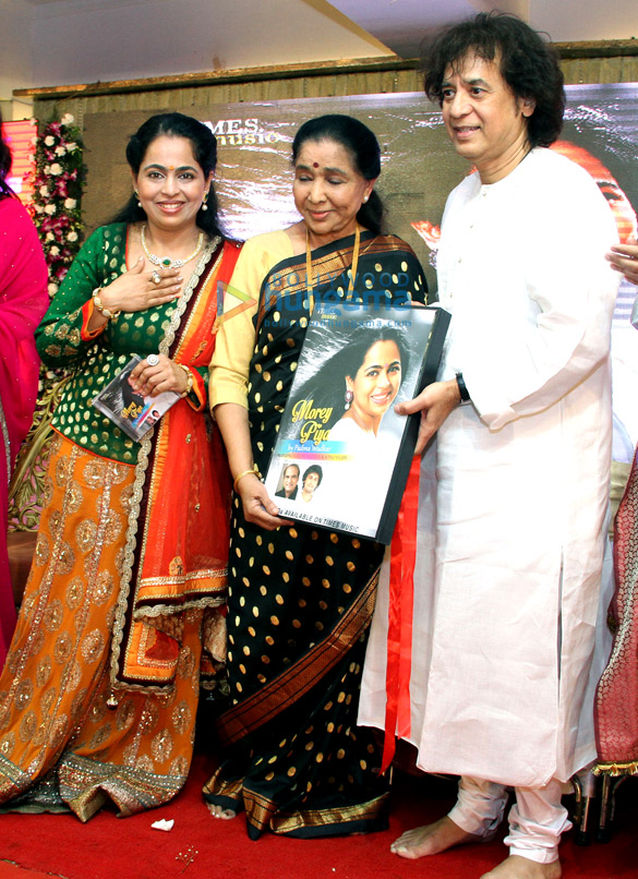 asha bhosle launches padma wadkars debut album morey piya 3