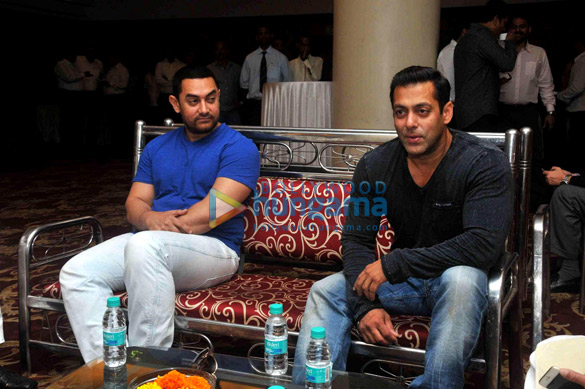 aamir khan salman khan farhan akhtar riteish deshmukh raj thackeray meet to discuss a better mumbai 8