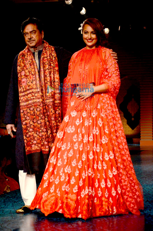 celebs at manish malhotras charity show mijwan 5